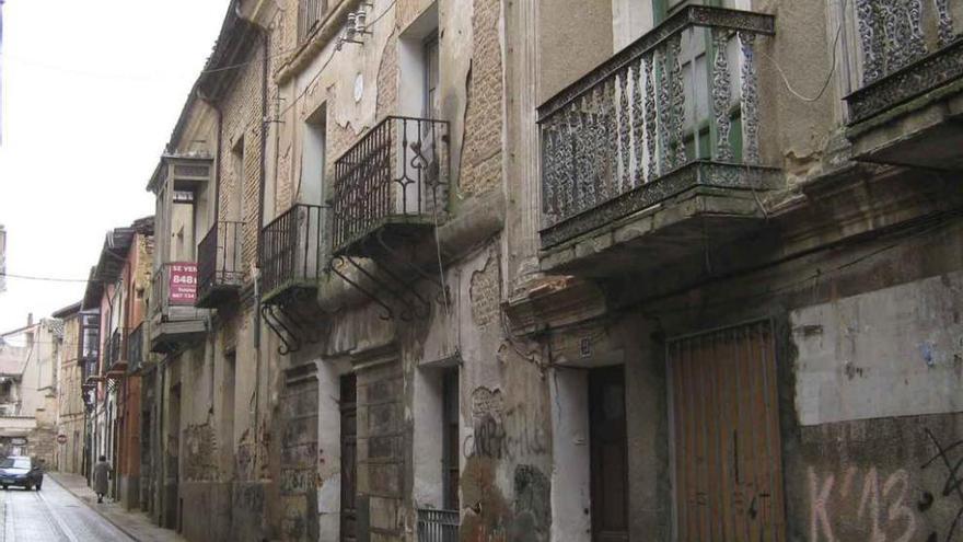 Fachadas deterioradas en la calle Perezal en la que se han registrado desprendimientos. Foto