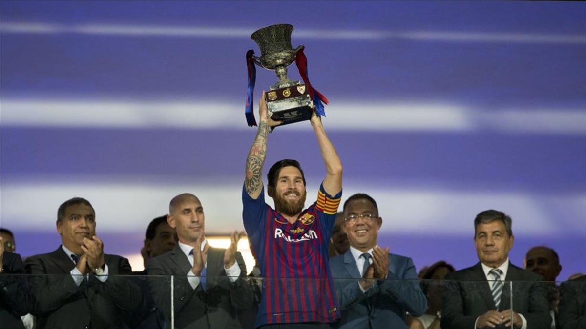 Leo Messi levanta la última Supercopa conquistada por el Barça