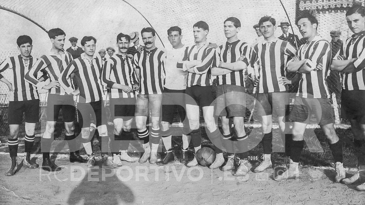 El once con el que el Deportivo conquistó la Copa España en 1912, de izquierda a derecha: Francisco Macho, Rosendo Silva, Ramón Portela, Manuel Álvarez, Joaquín Yarza, José de Llano, Virgilio Rodríguez Rincón, Manuel Barreiro 'Guasón', Jorge Parra, Manuel Fernández y Antonio Catoira