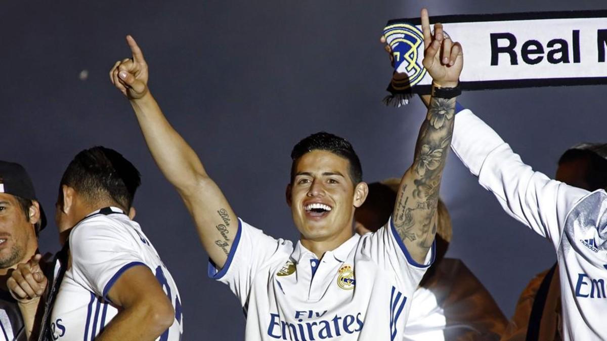 James Rodríguez celebró el título en un segundo plano