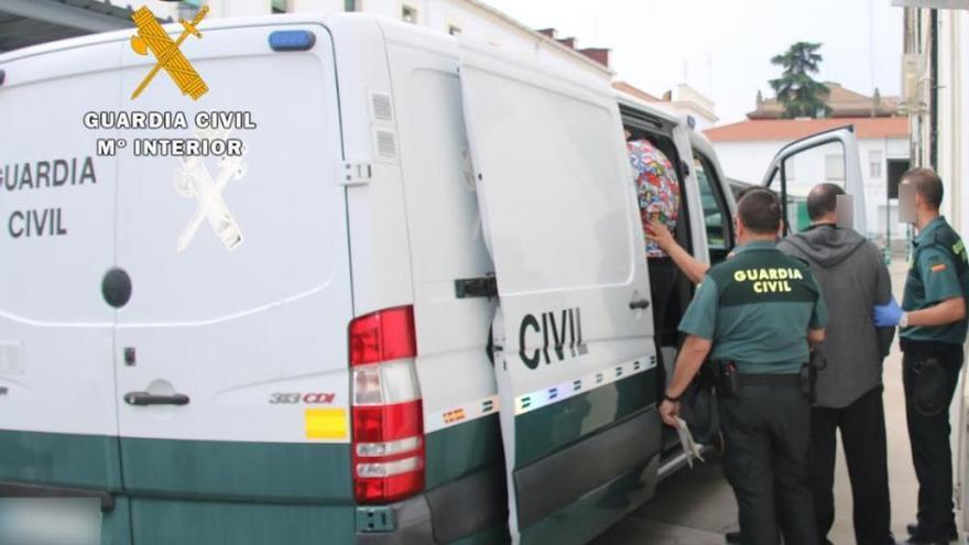 Cuatro detenidos por agredir a un hombre para robarle en un local de Montoro