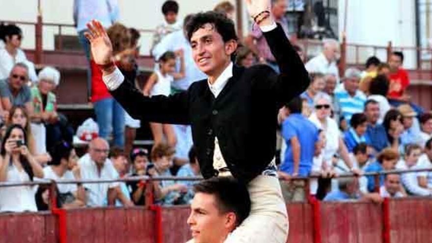 El novillero José Luis Vega sale a hombros de la plaza de toros de Morales tras recibir la ovación del público.