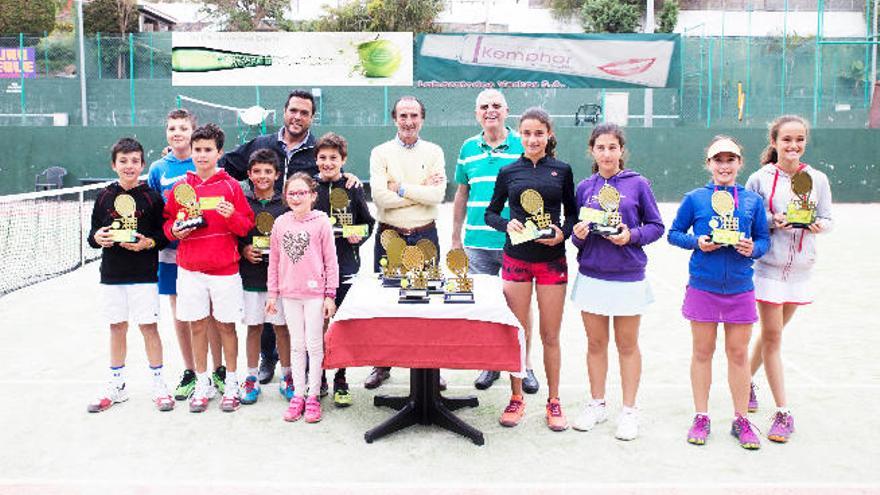 Los ganadores de las distintas categorías con sus trofeos.