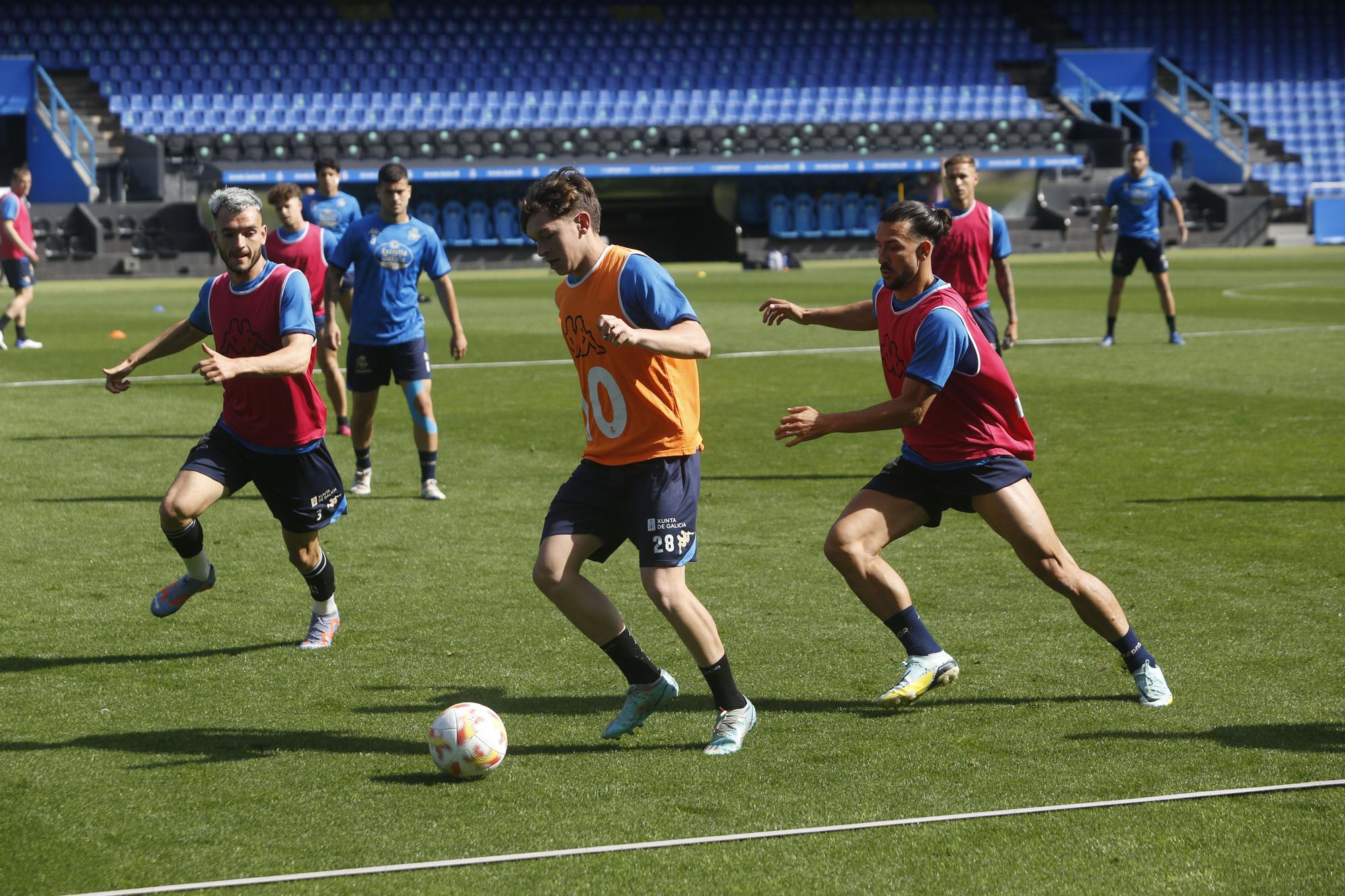 El Dépor entrena en Riazor para recibir al Alcorcón en pleno luto por la muerte de Arsenio Iglesias