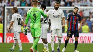 Ter Stegen y Benzema se saludan tras el triunfo del Madrid en el clásico.