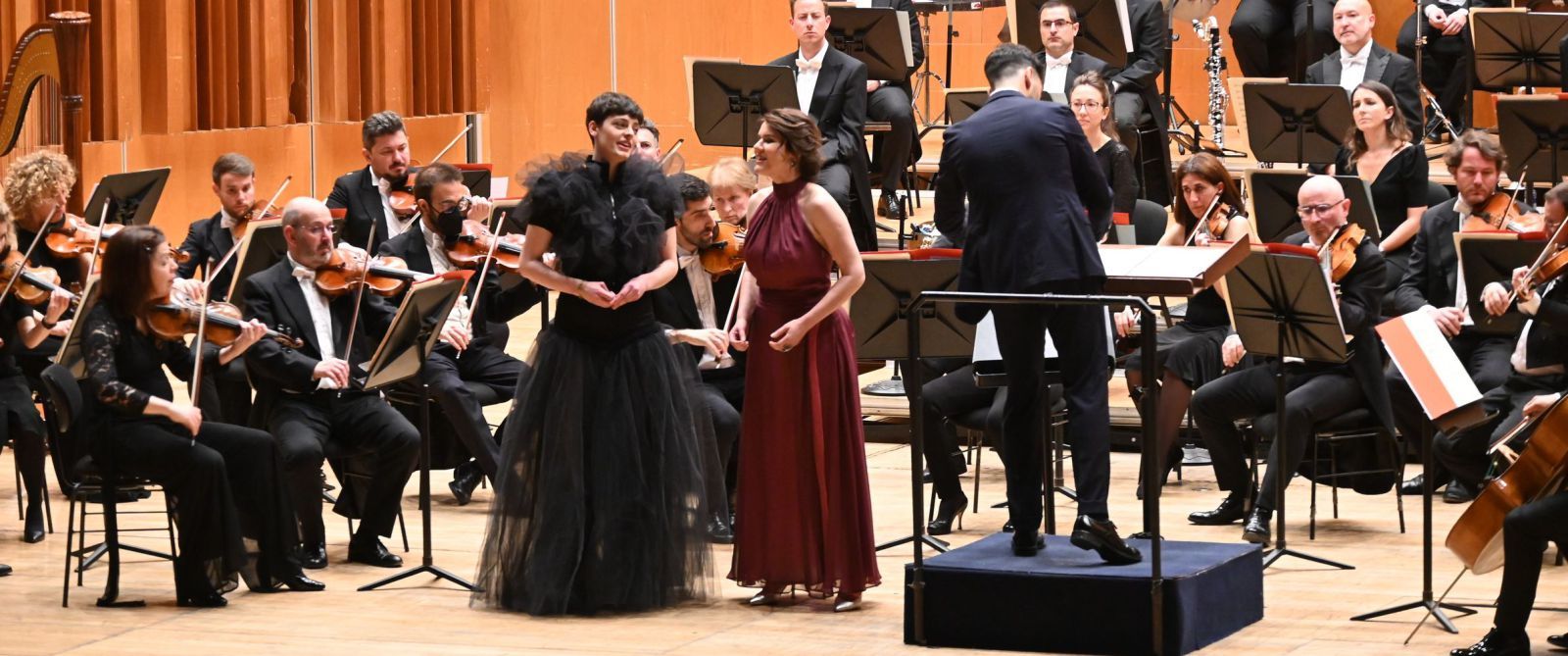 Emily D’Angelo, a la izquierda, y Olga Kulchynska, con Oviedo Filarmonía, en el Auditorio de Oviedo. | OFIL