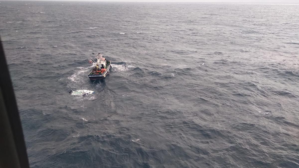 Momento de uno de los rescates en aguas canarias.