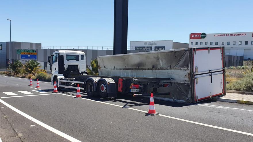 Un camión pierde la carga en el sur de Tenerife