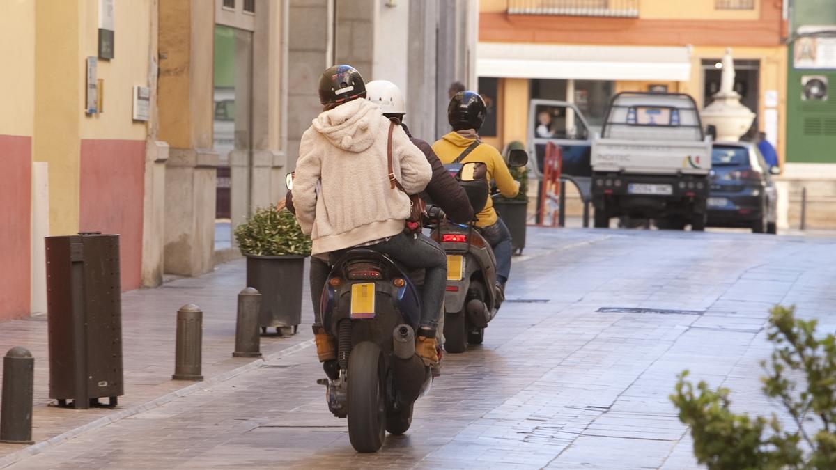 Dos motocicletas circulando por una calle, en una imagen de archivo.