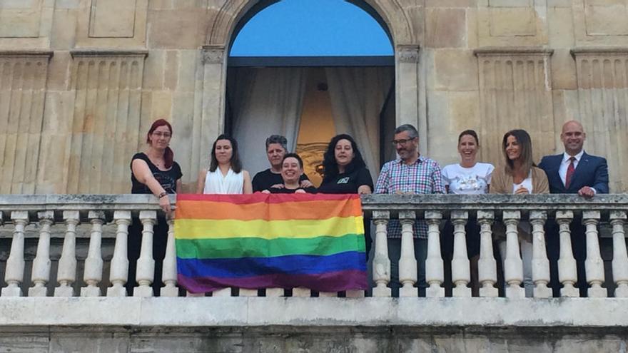 Concejales del Ayuntamiento junto a representantes del movimiento LGTB, tras colgar la bandera