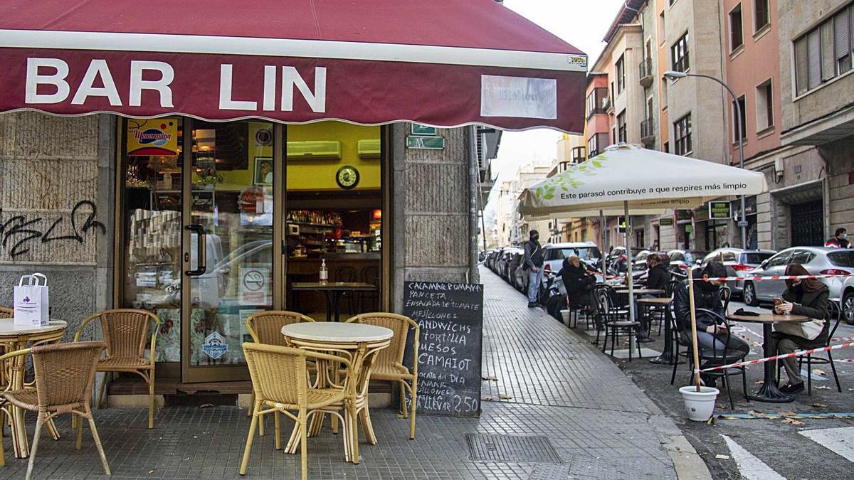 El propietario del Bar Lin asegura que «sobreviven» como pueden. 