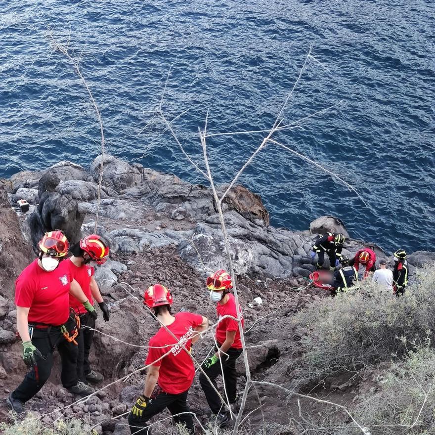 Los bomberos rescatan a un pescador en Tenerife