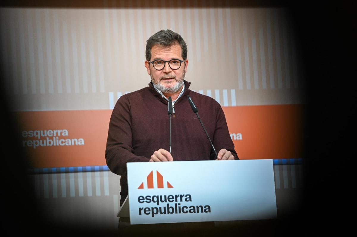El portavoz de ERC, Isaac Albert, en la rueda de prensa de este lunes.