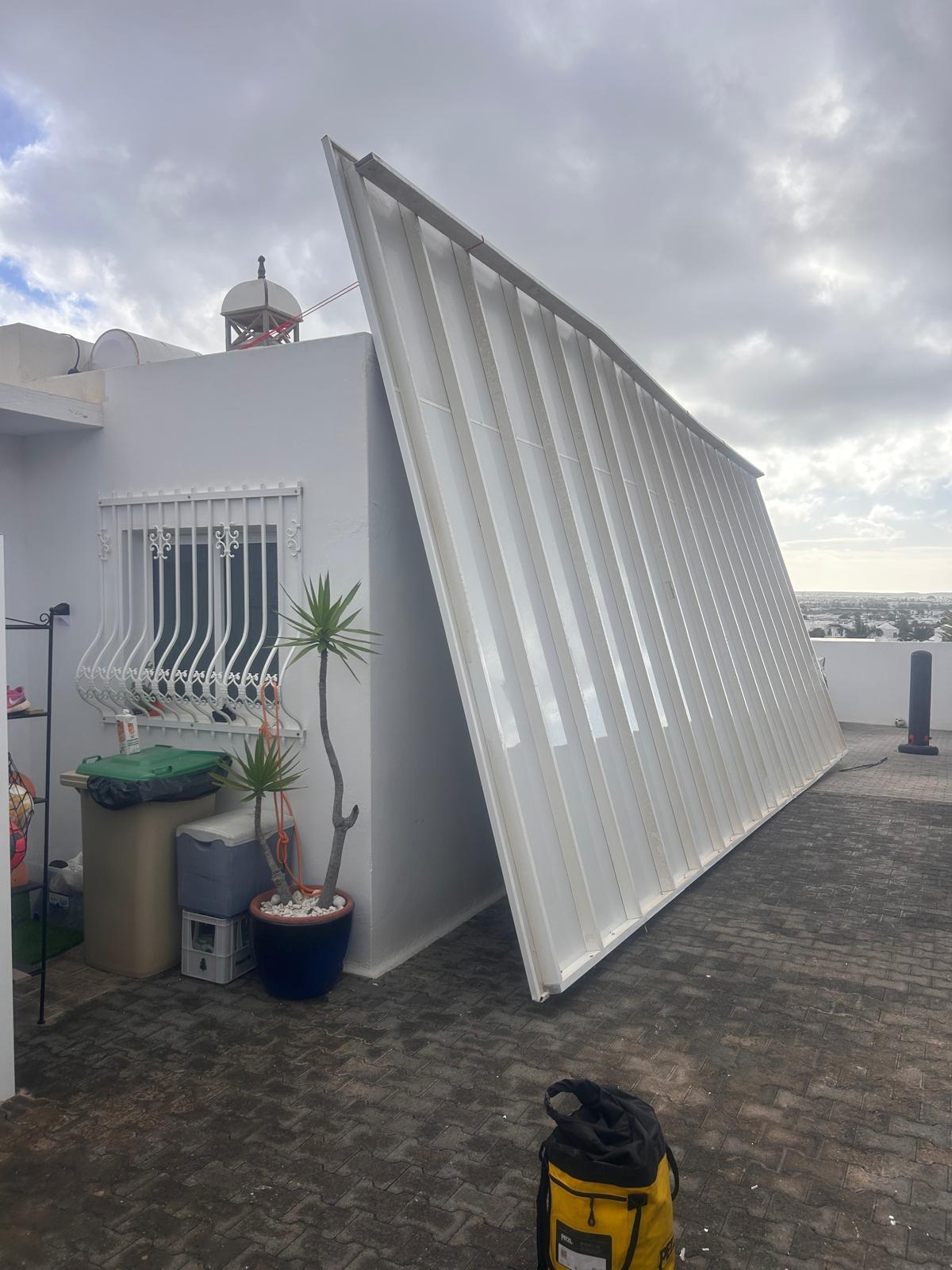 Pérgola desprendida de una vivienda en Montaña Roja, en Playa Blanvca (Yaiza), por el viento de la borrasca Therese