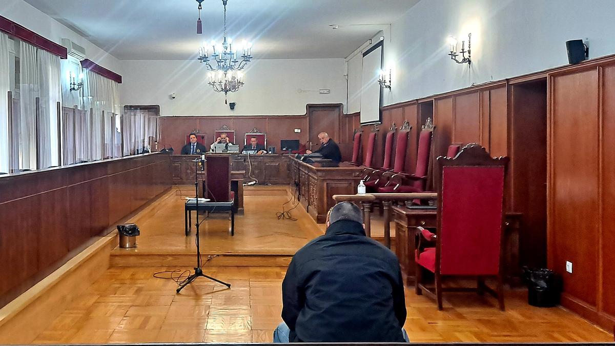 El acusado, en la Audiencia Provincial de Badajoz este lunes, donde se le comunicó la suspensión del juicio.