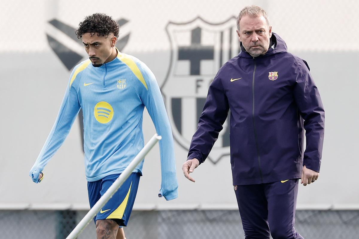 Raphinha, amb Hansi Flick, en la sessió prèvia a la Ciutat Esportiva.