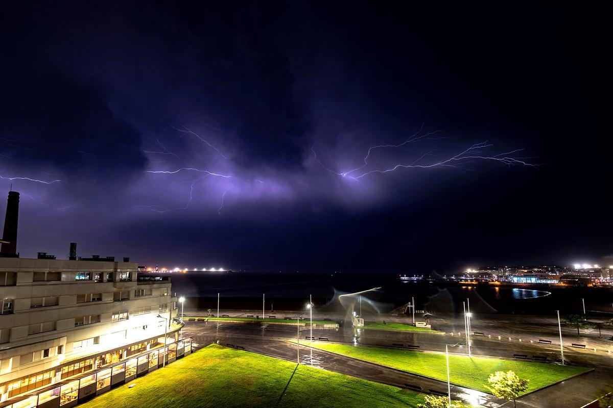 Las impresionanes imágenes de la tormenta eléctrica en Poniente, Gijón