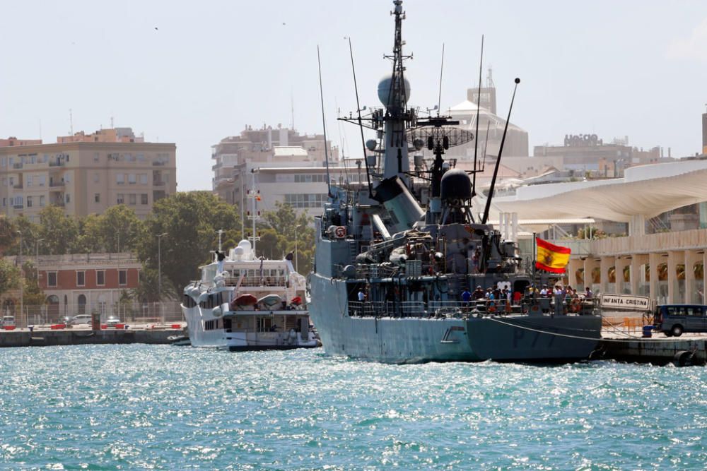 El buque de la Armada 'Infanta Cristina' abre sus puertas al público durante los dos días que estará atracado en el muelle dos del Puerto de Málaga.