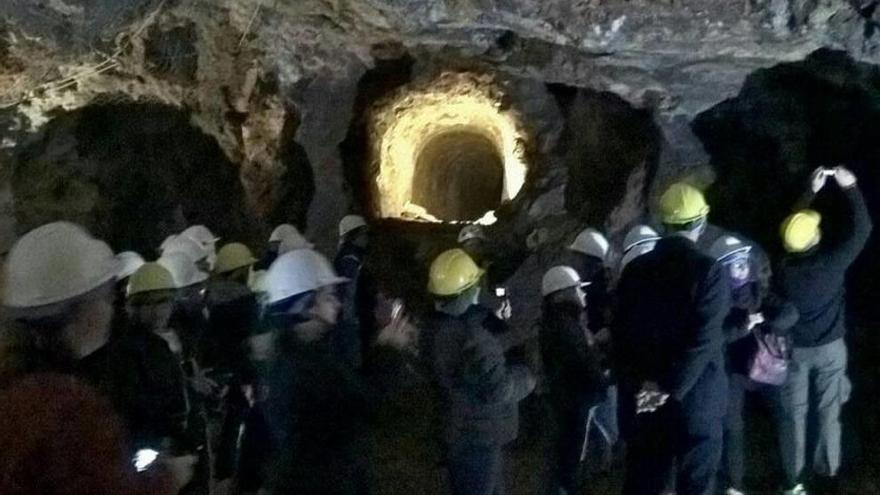 La Cueva Victoria reúne a cerca de un centenar de personas en una visita guiada