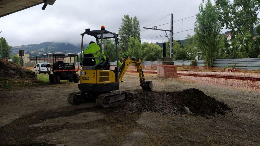 Una excavadora trabaja en las inmediaciones de la estación de Sama en las obras para culminar el proyecto del soterramiento.  | M. Á. G.