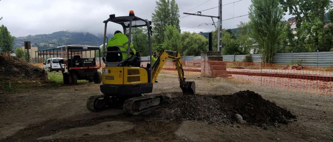 Una excavadora trabaja en las inmediaciones de la estación de Sama en las obras para culminar el proyecto del soterramiento.  | M. Á. G.