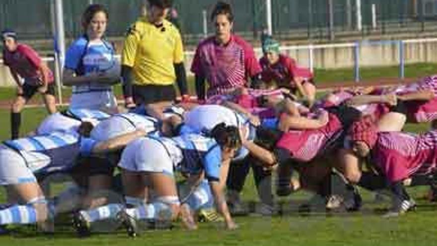 La medio de &quot;melé&quot; Ana Herrán, de pie, en el partido contra Galicia.