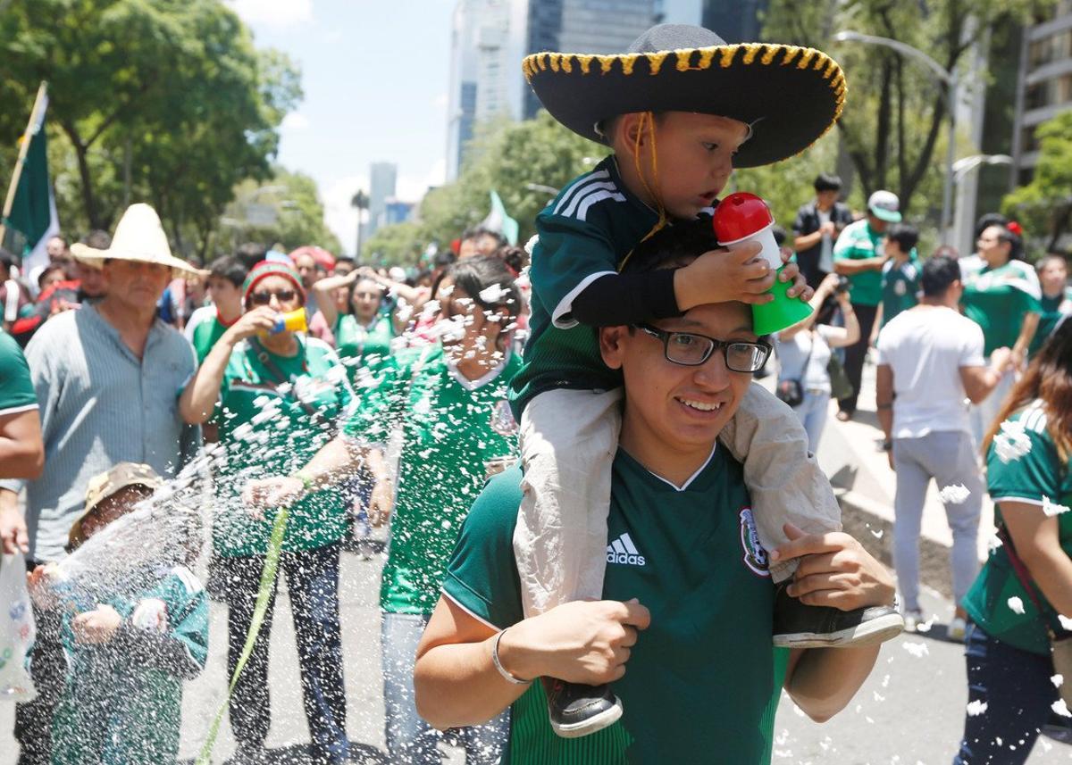 Soccer Football - FIFA World Cup - Group F - Germany v Mexico - Mexico City, Mexico - June 17, 2018 - Mexican fans celebrate at the Angel of Independence monument. REUTERS/Gustavo Graf