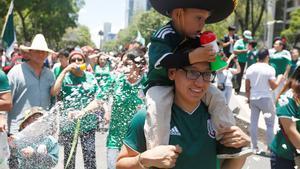 Soccer Football - FIFA World Cup - Group F - Germany v Mexico - Mexico City, Mexico - June 17, 2018 - Mexican fans celebrate at the Angel of Independence monument. REUTERS/Gustavo Graf