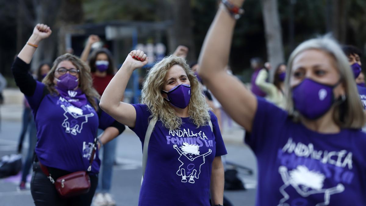 Baile feminista por el 8M en el Paseo del Parque de Málaga