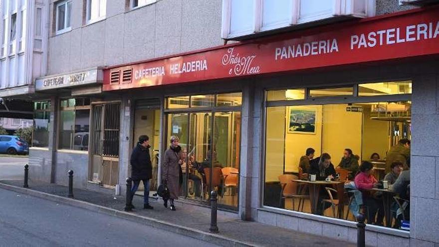 Fachada de la cafetería que robaron de madrugada en Santa Cristina, ayer tras reponerle el cristal roto.