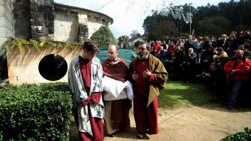 Tres apóstoles, con la cueva del sepulcro tras ellos. // Iñaki Abella