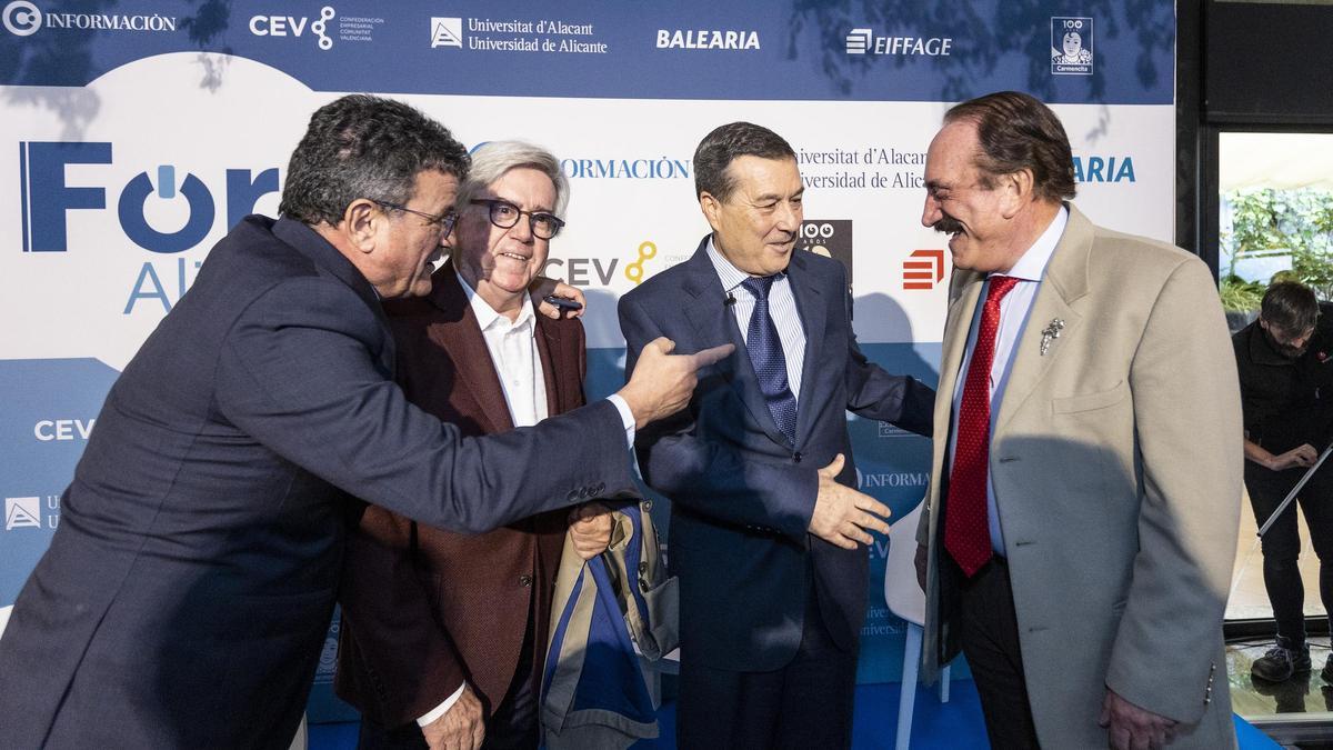 Toni Cabot junto a José López Gálvez, presidente del Grupo UR Internacional y director de la Unidad de Reproducción HLA Vistahermosa; el conseller Marciano Gómez y el arquitecto Roberto Pérez-Guerras.