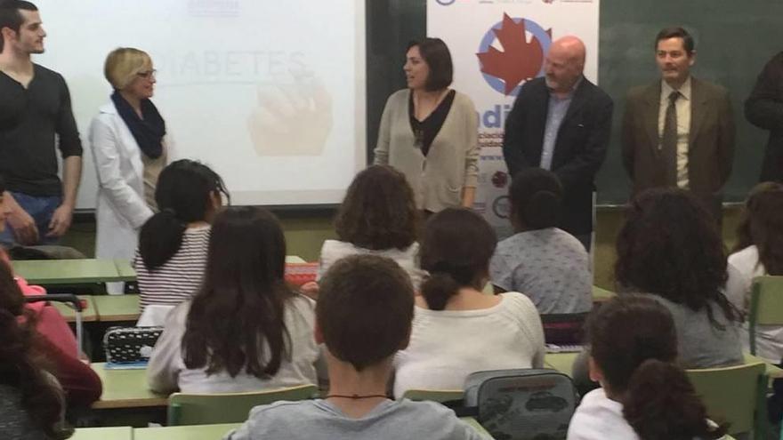 La consejera Encarna Guillén y representantes de Adirmu en el colegio José Moreno.