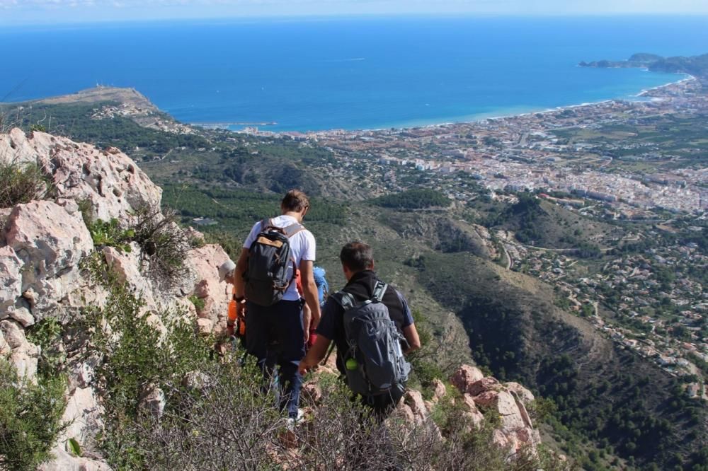 Una montañera ciega sube por primera vez al Montgó