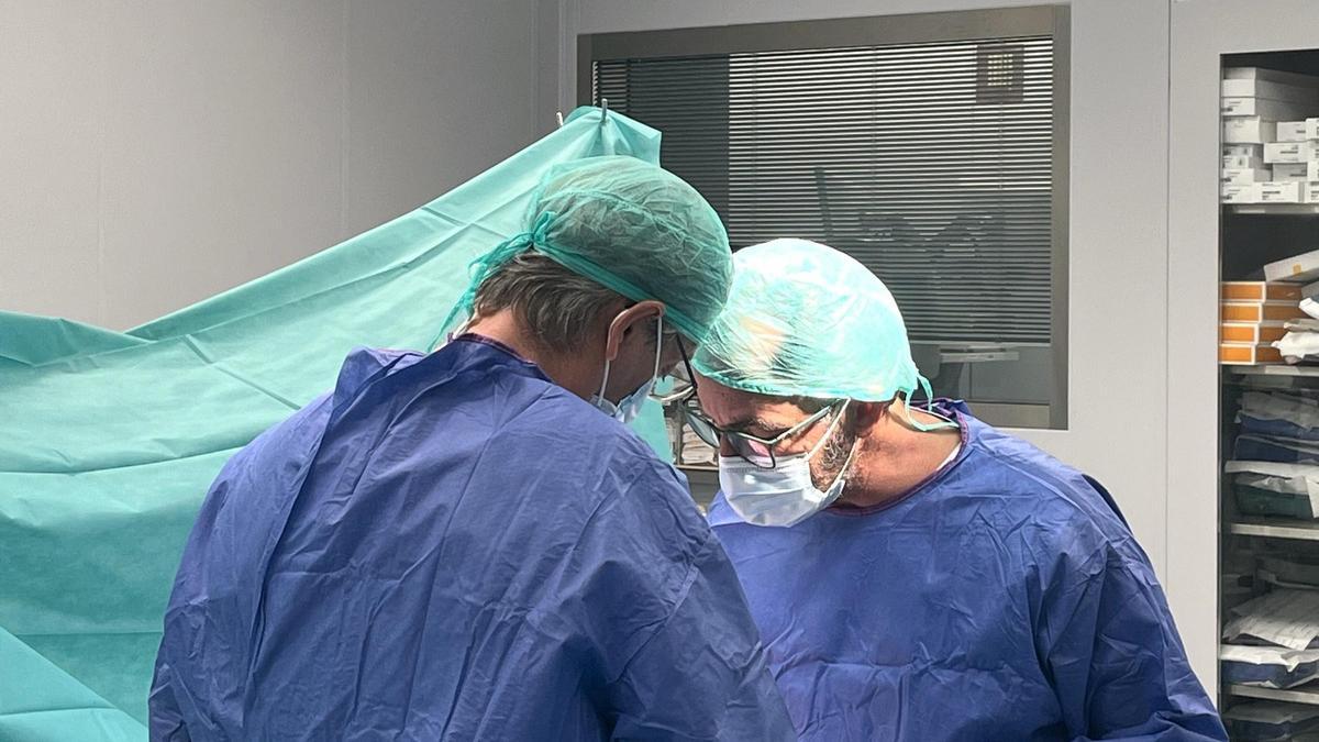En la foto, los doctores Pablo Navarro (de espaldas) y Fernando Mozo en quirófano.