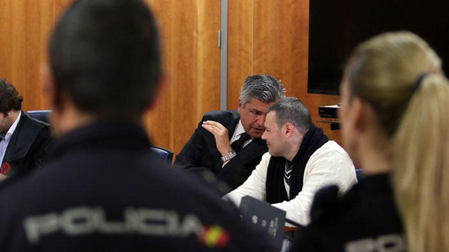 Miguel Ángel habla con su abogado en una sesión del juicio.