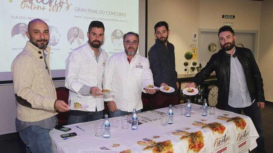 Los miembros del jurado profesional muestran uno de los pinchos a concurso. // Iñaki Osorio