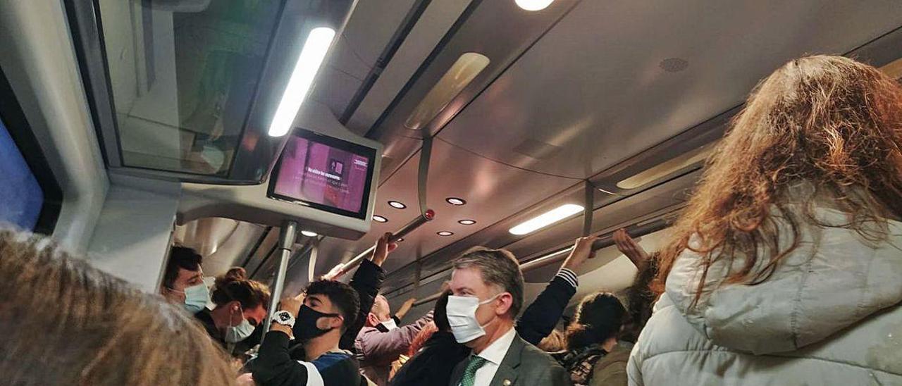 Usuarios en un vagón de tren en el trayecto entre Lugo de Llanera y Oviedo.