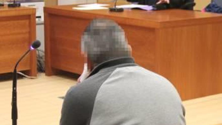 El acusado de violar a su sobrina durante el juicio.