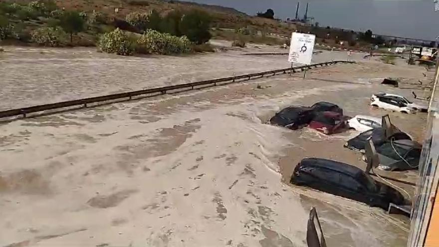 La entrada de Cuarte y el polígono, totalmente inundados este jueves por la tormenta.