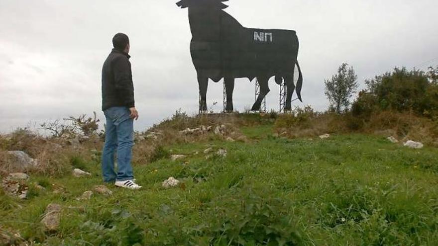 El toro de Osborne de Llanes, en una imagen tomada en la tarde de ayer.
