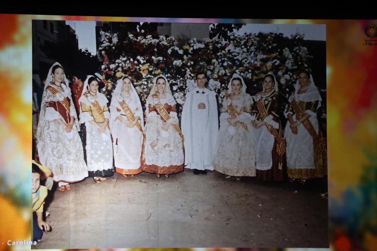 Fotogalería I Vila-real homenajea a las reinas y damas de las fiestas de 1976 y 2001