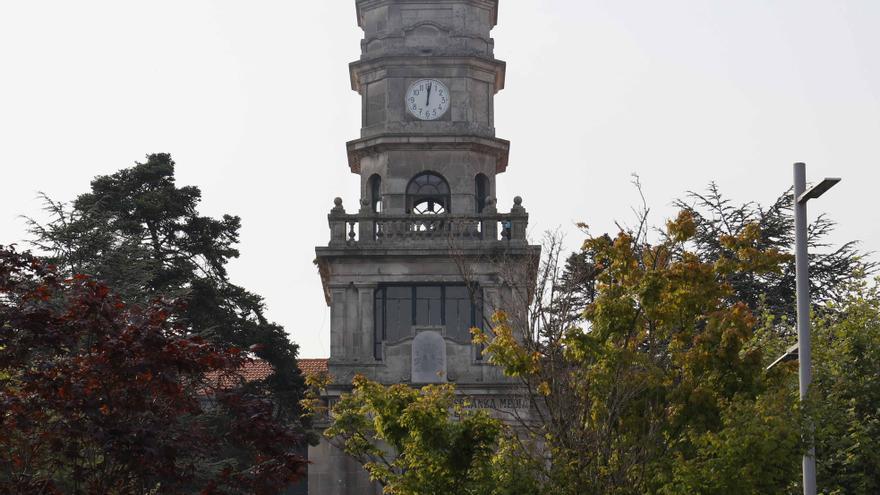 El reloj del IES Santa Irene vuelve a funcionar