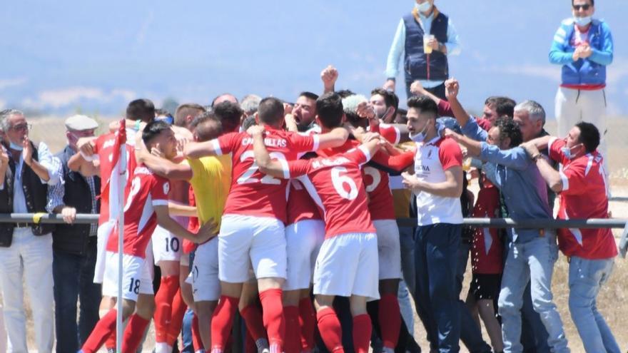 Los jugadores del Campanario celebran el gol de José Alberto, el 2-1.