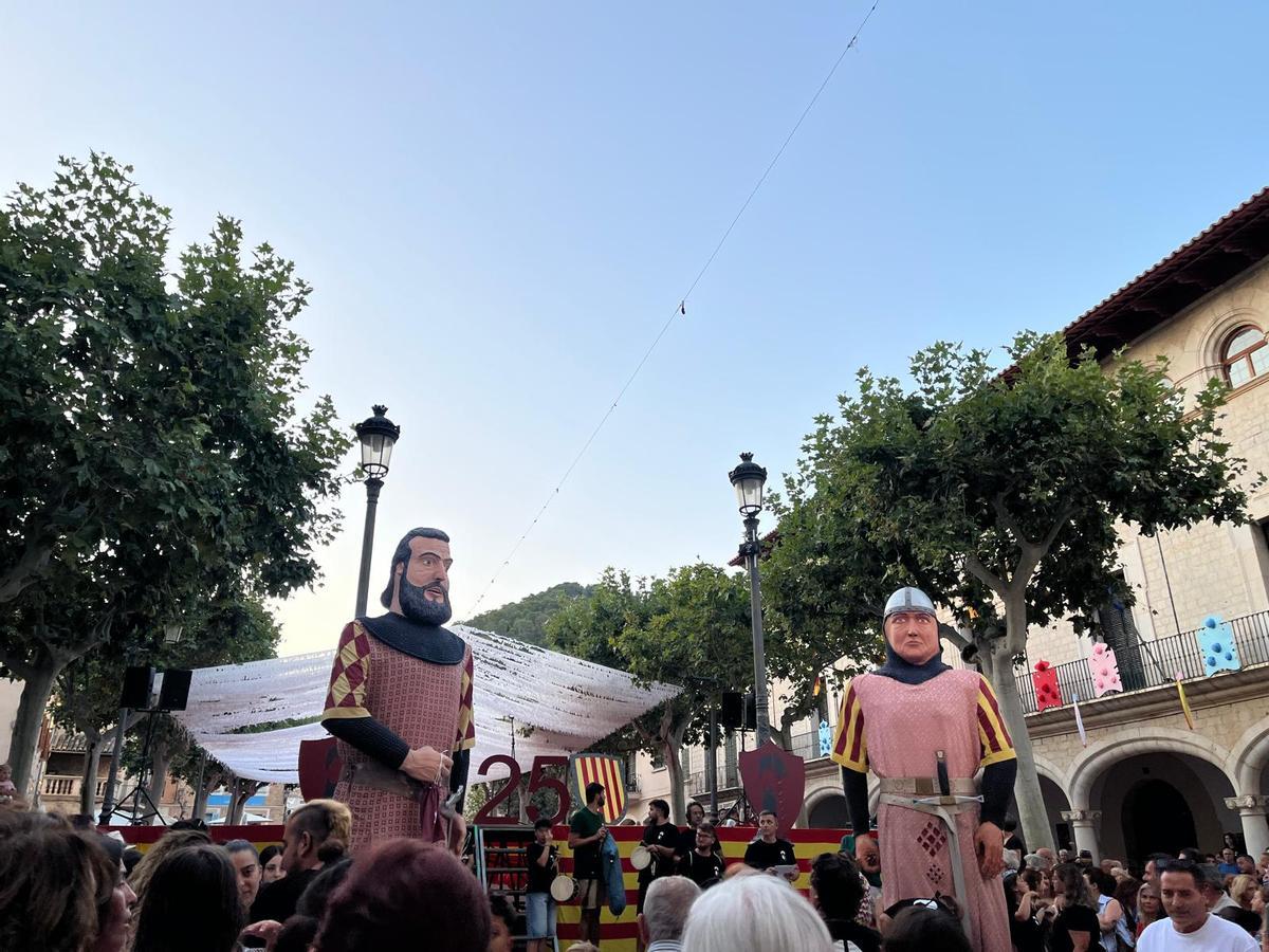 FOTOS | El multitudinario desfile de carrozas viste de color las calles de Alaró FOTOS | El multitudinario desfile de carrozas viste de color las calles de Alaró