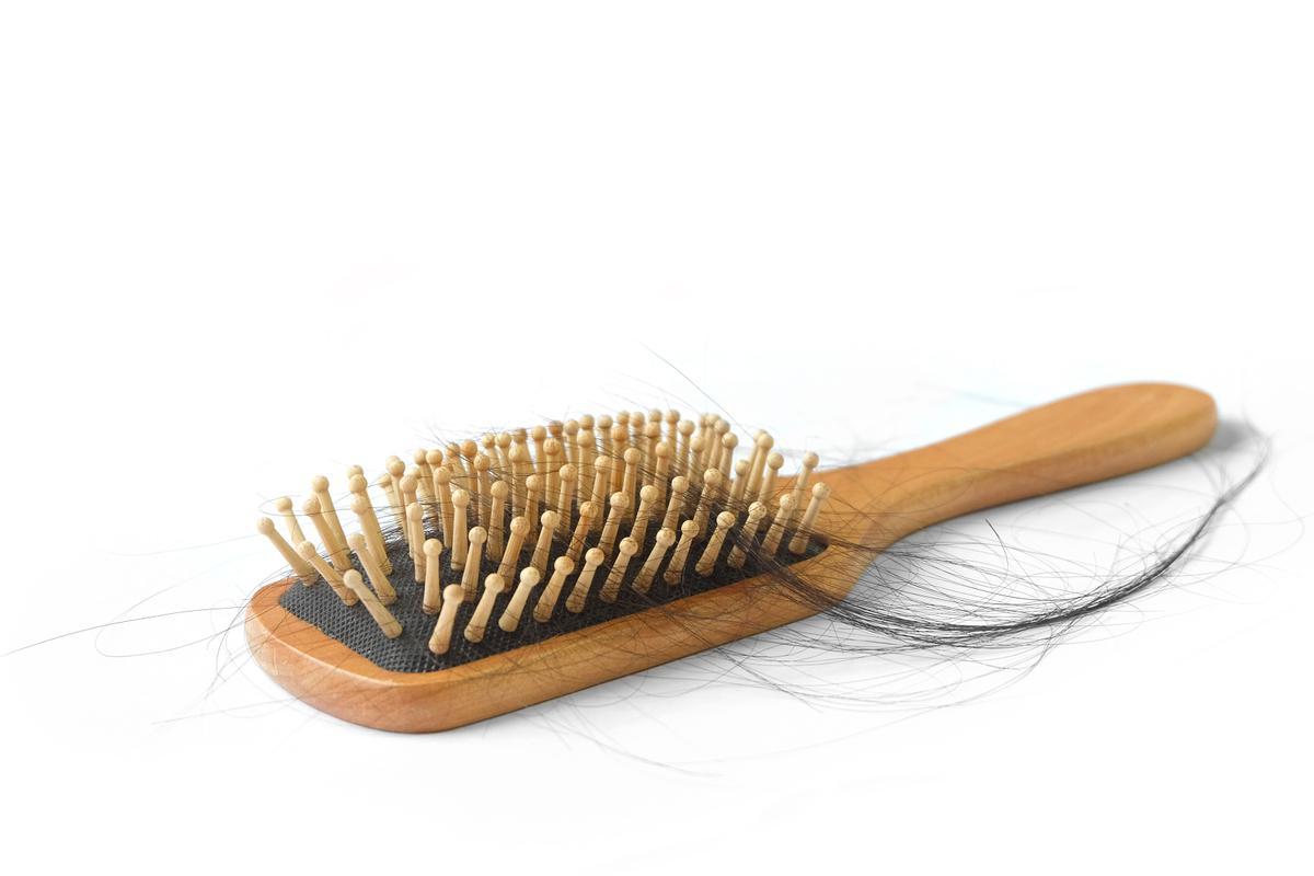 Quitar la suciedad de los cepillos del pelo es fundamental