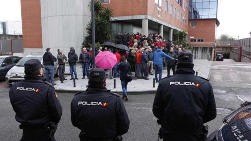 Policías uniformados frente a sus compañeros en un momento de la concentración de la Comisaría de Gijón.