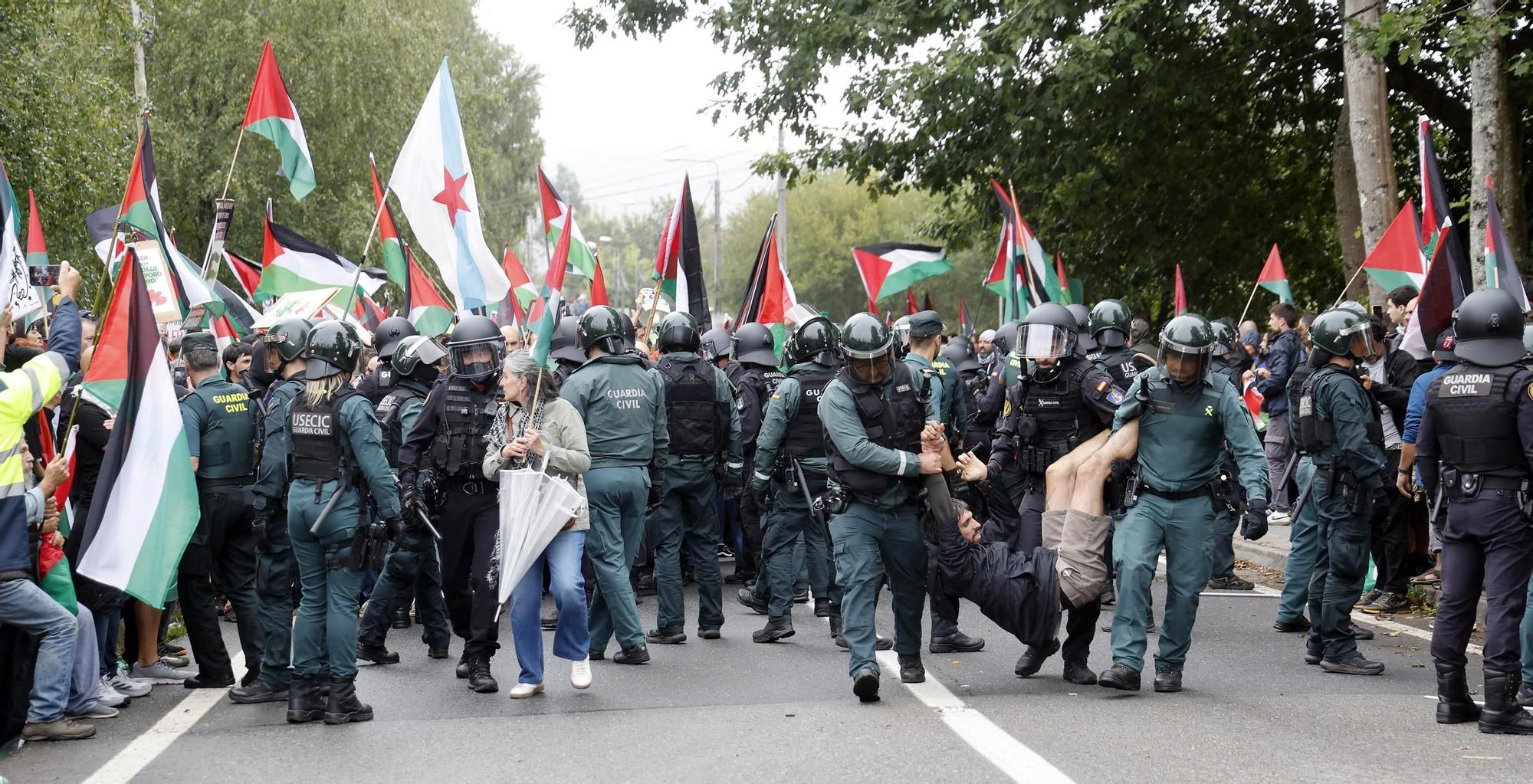 Concentraciones contra el equipo de Israel por el genocidio en Gaza durante el paso de La Vuelta por Pontevedra
