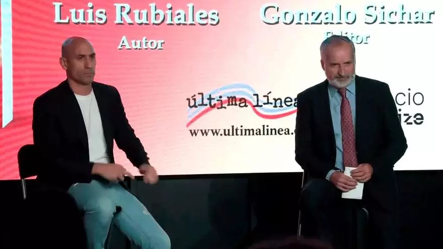 Agreden a Rubiales en la presentación de su libro