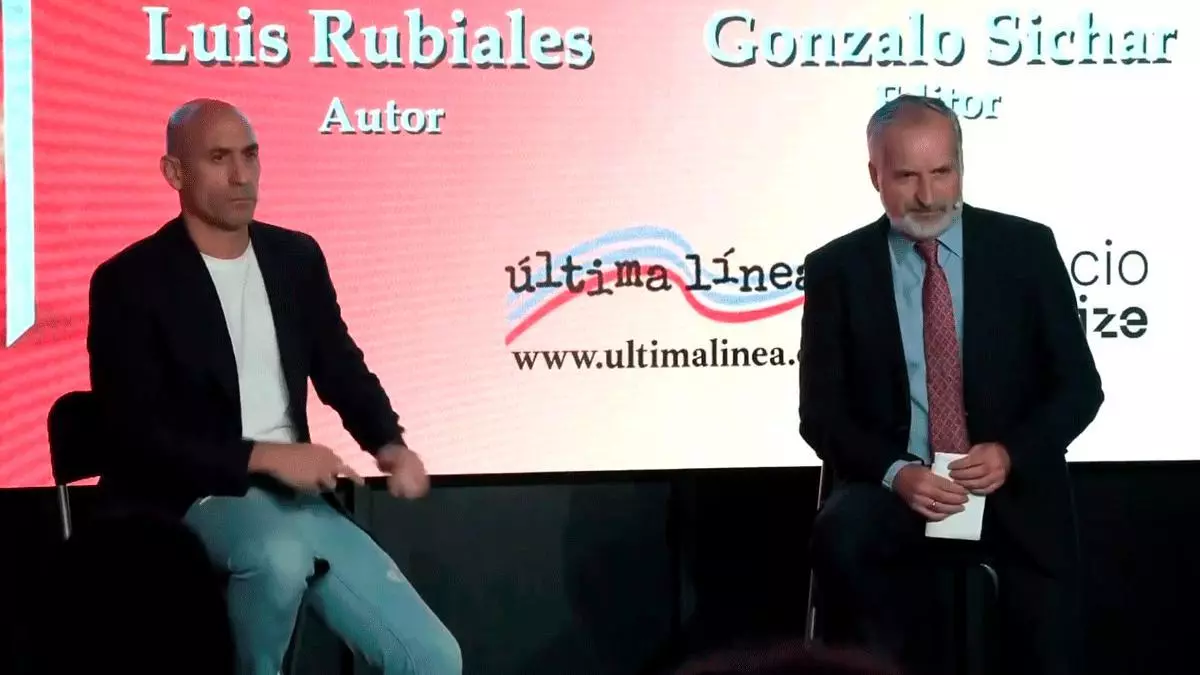Atacan a Rubiales en la presentación de su libro al grito de "¡sinvergüenza!"